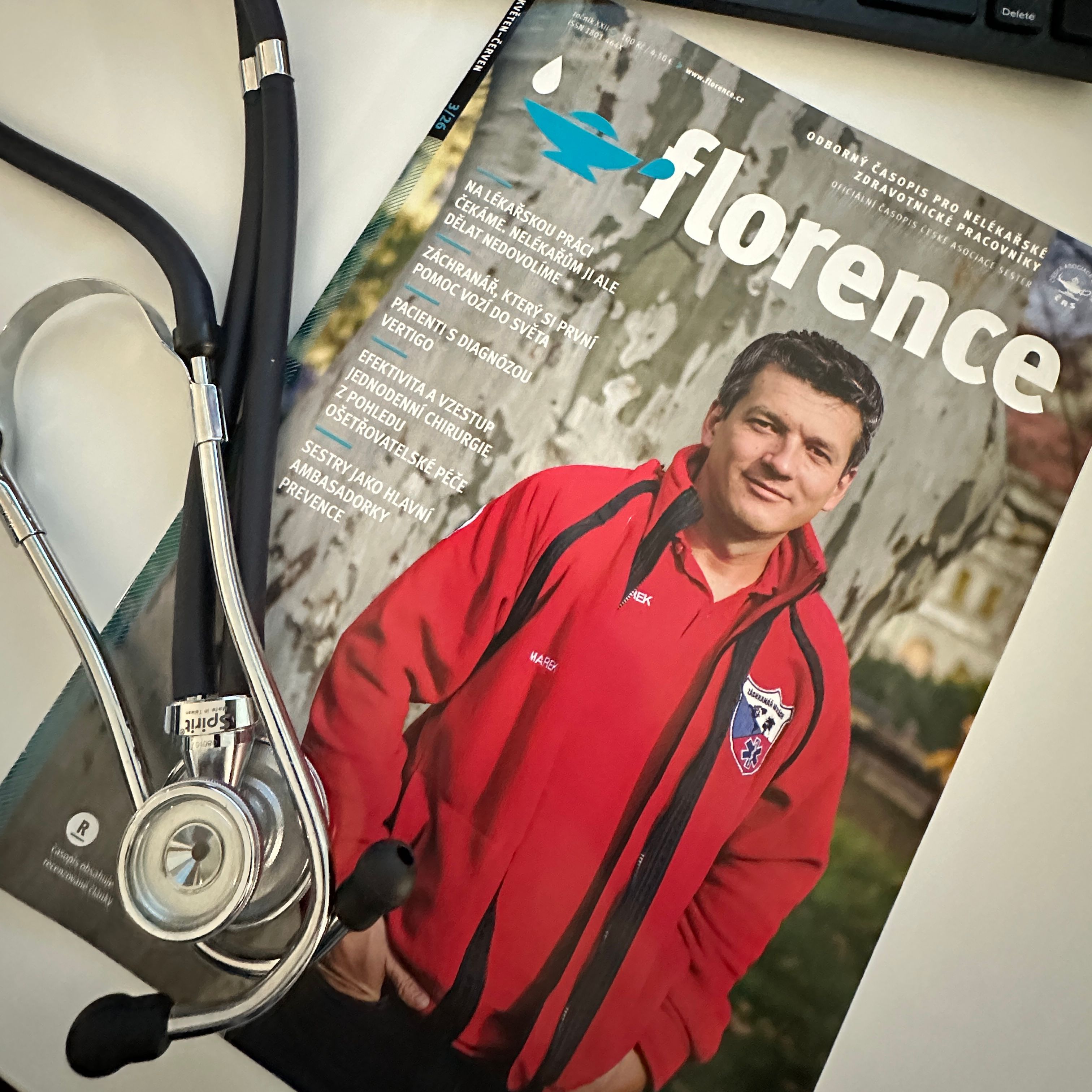 Časopis Florence se stetoskopem na pracovním stole.