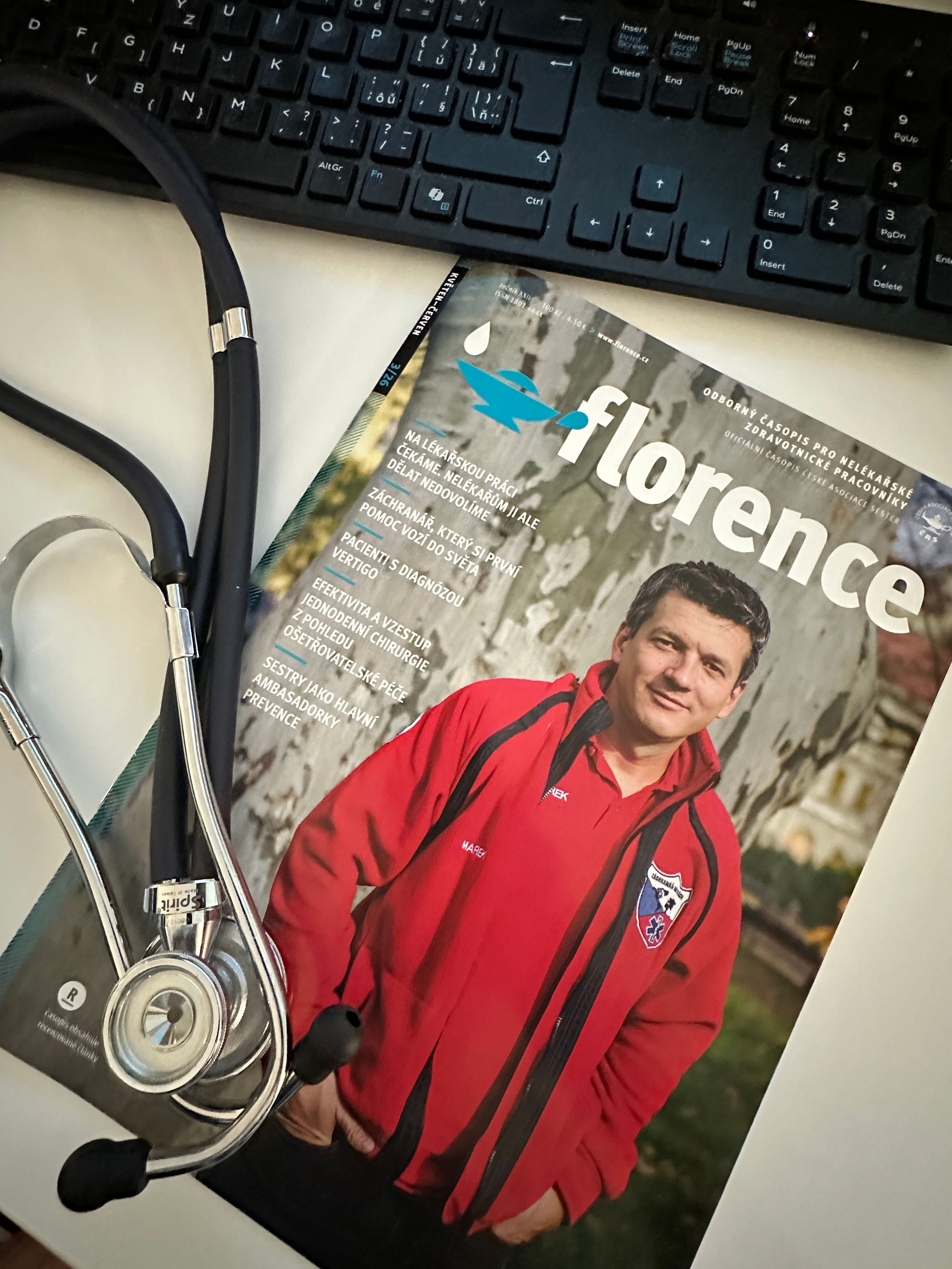 Časopis Florence se stetoskopem na pracovním stole.