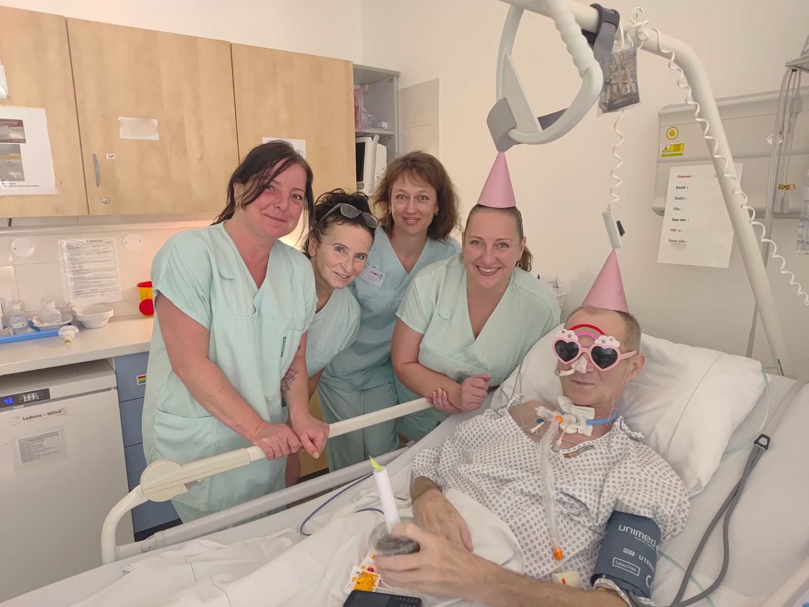 Alois při narozeninové oslavě se zdravotnickým týmem.
