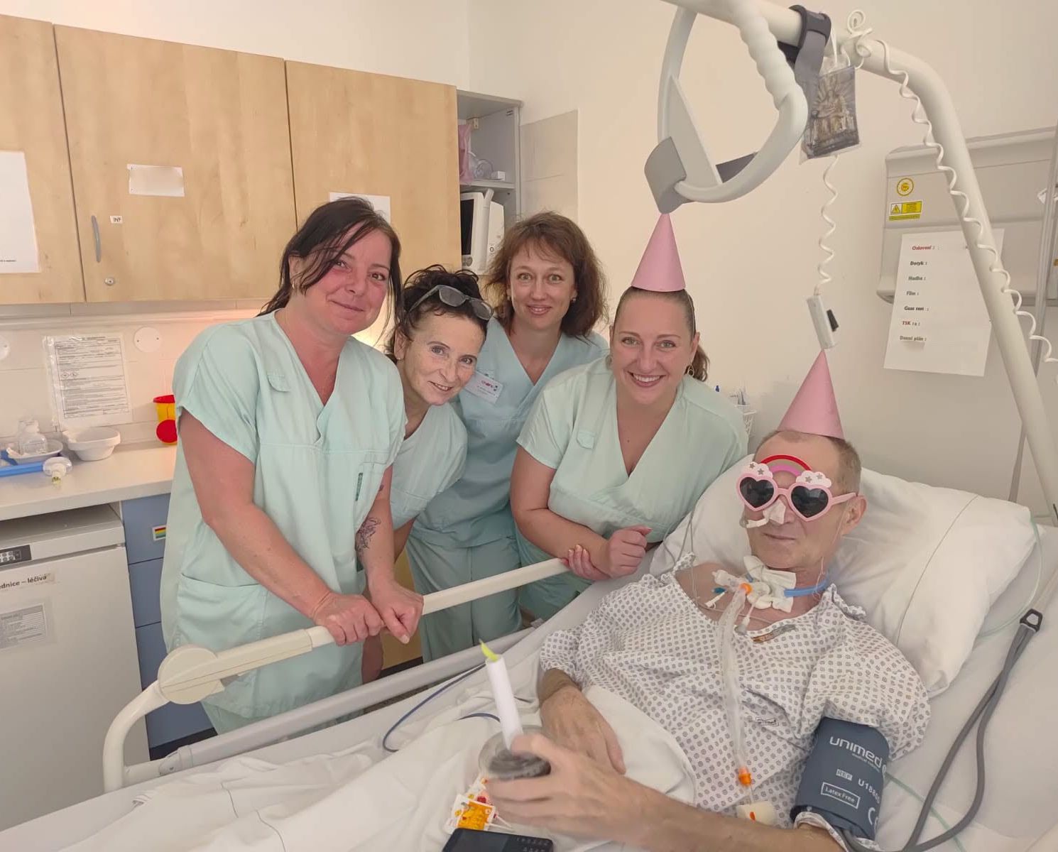 Alois při narozeninové oslavě se zdravotnickým týmem.