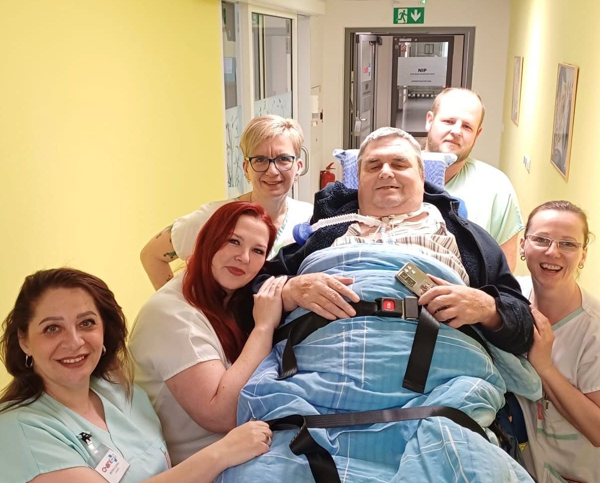 Josef u nemocničního lůžka se zdravotnickým týmem.