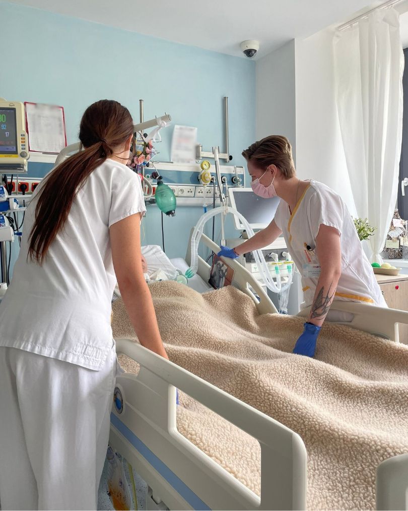 Dvě pracovnice ve zdravotnickém prostředí