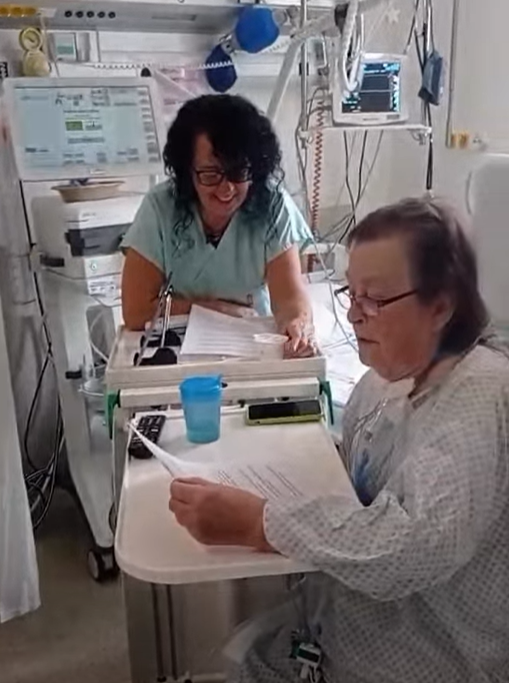 Pacientka při společném čtení pohádky s podporou zdravotnice.