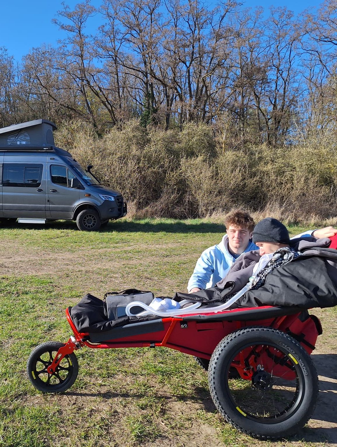 Pavel na vozíku u automobilu.