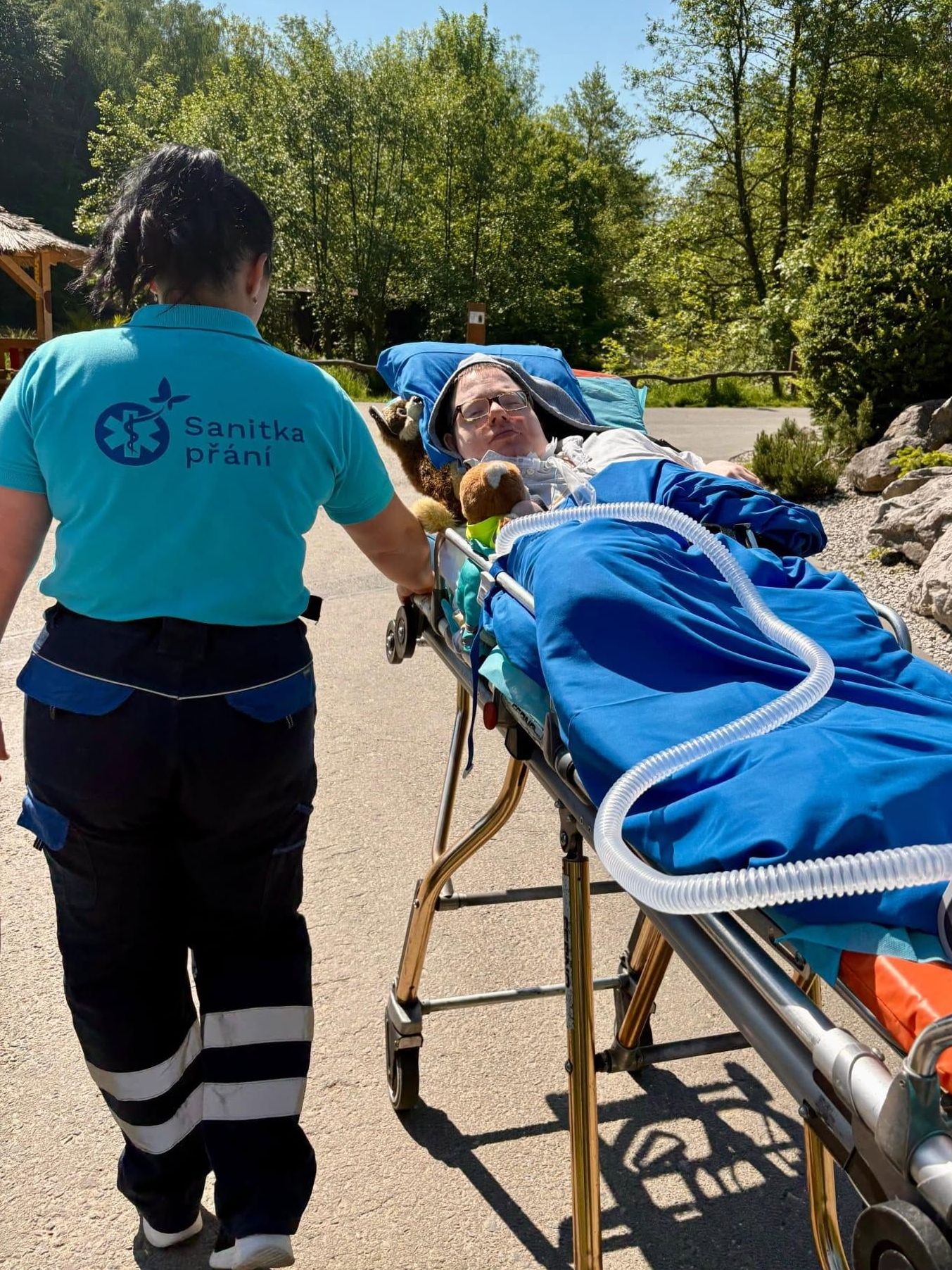 Jenda s doprovodem Sanitky přání při návštěvě zoo.