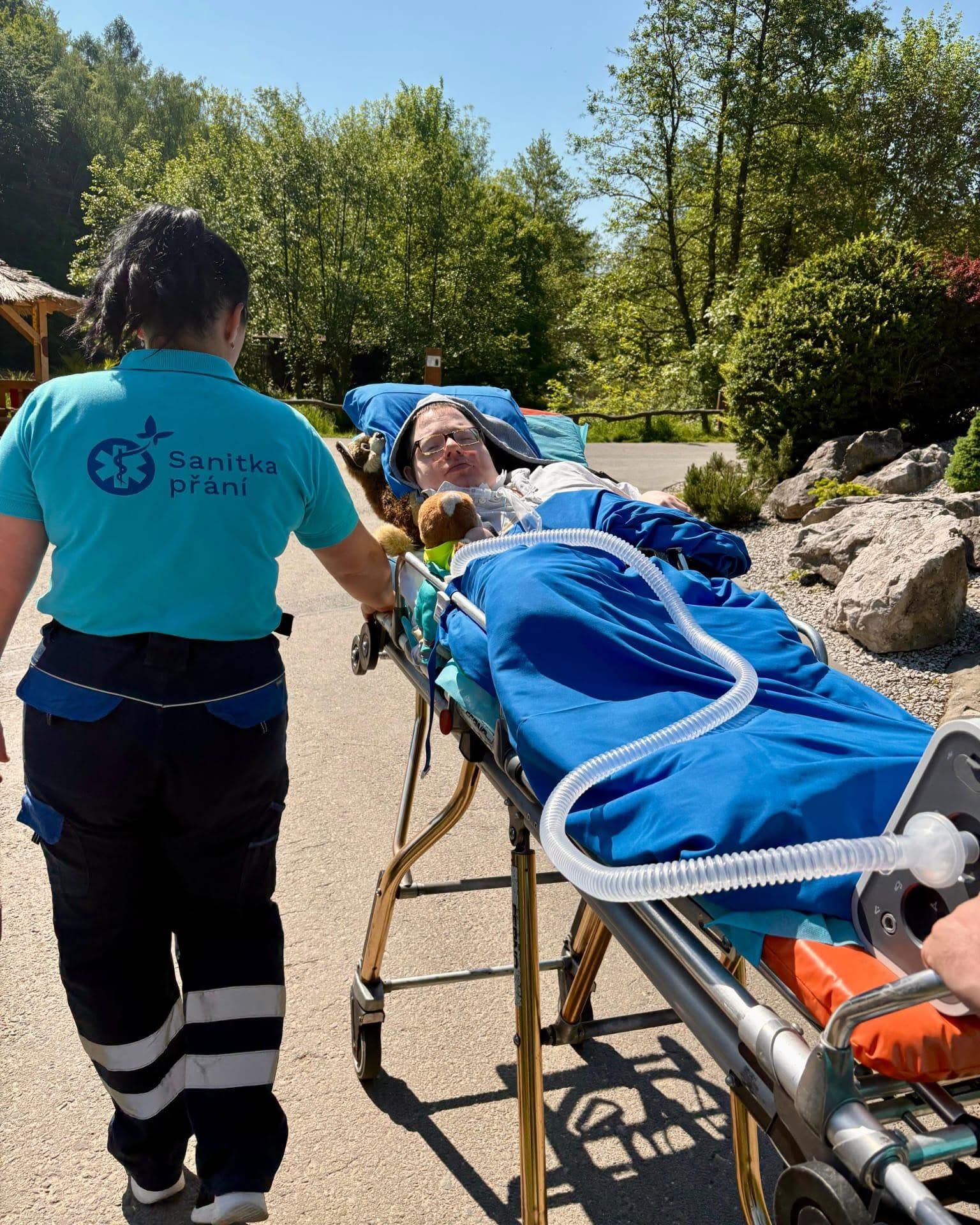 Jenda s doprovodem Sanitky přání při návštěvě zoo.