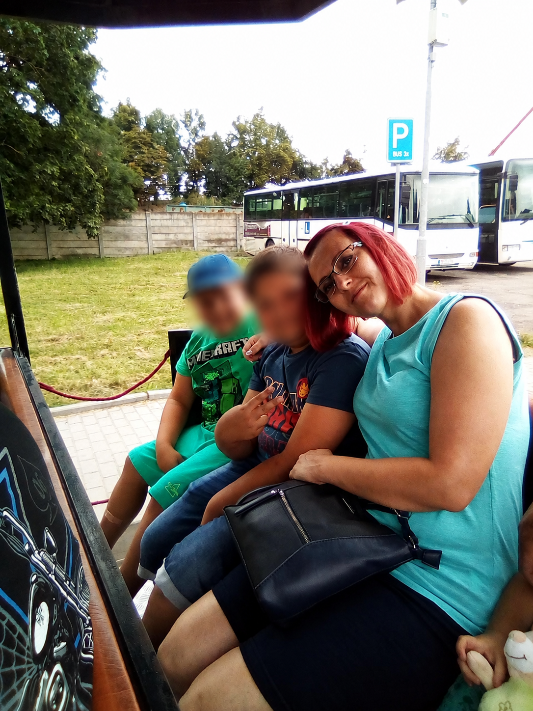 Žena se dvěma dětmi při posezení venku