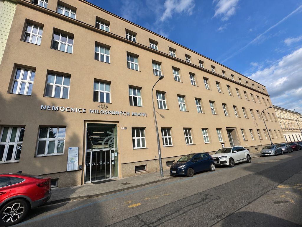 Budova Nemocnice Milosrdných bratří — pohled z boku