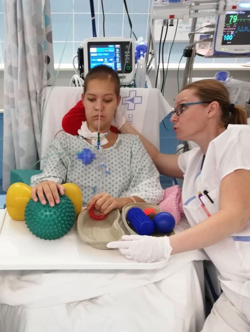 Pavlína se zdravotnicí u nemocničního lůžka.