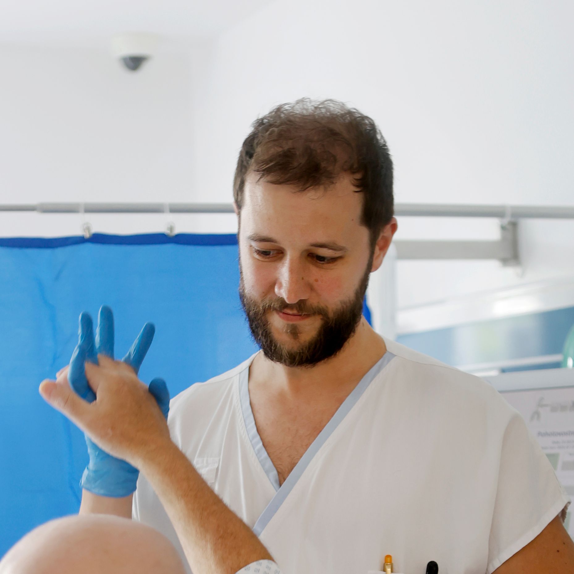 Dopomoc při zvedání paže u lůžka