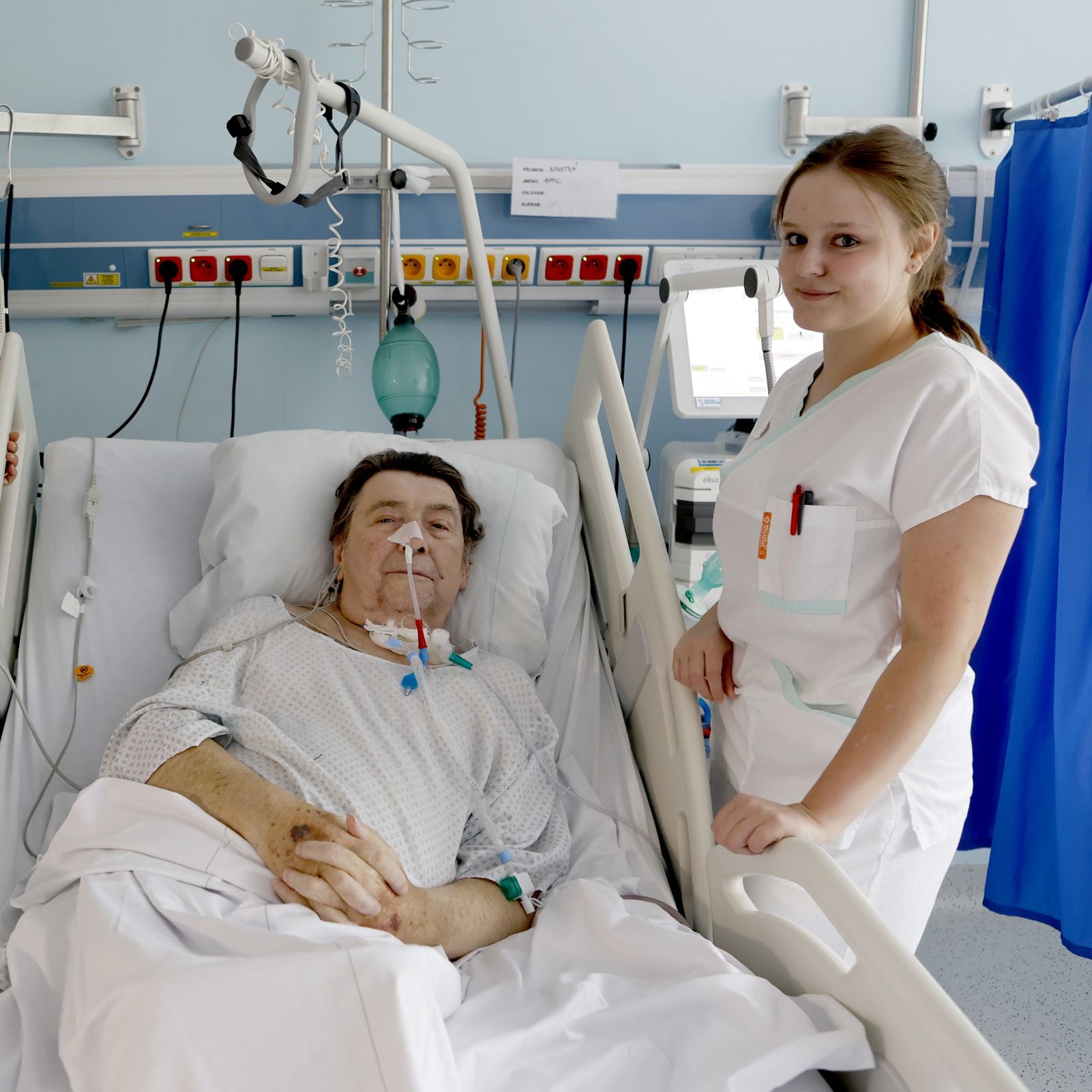 Dvě pracovnice u pacienta na lůžku