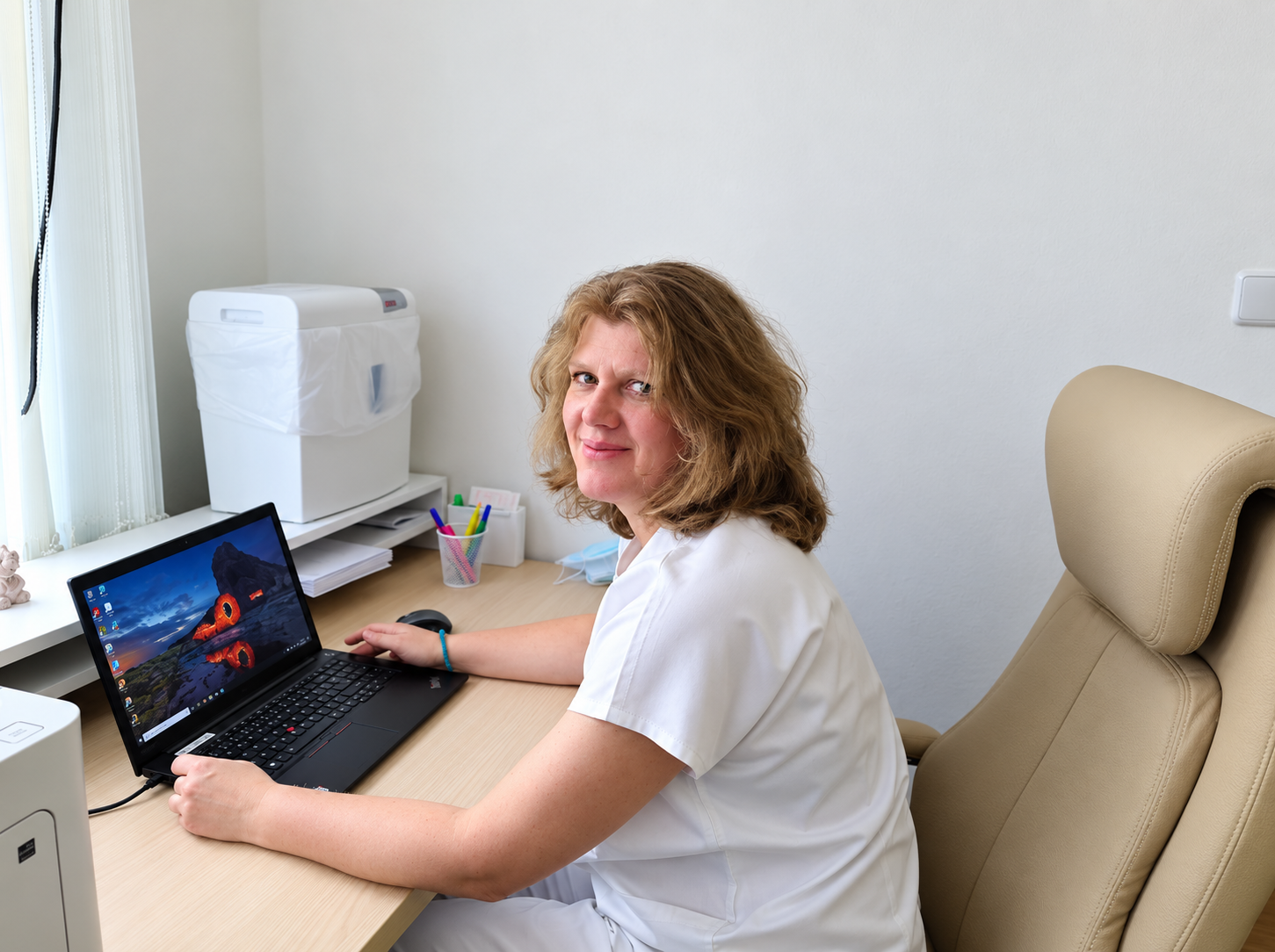 Zdravotně-sociální pracovnice u pracovního stolu.