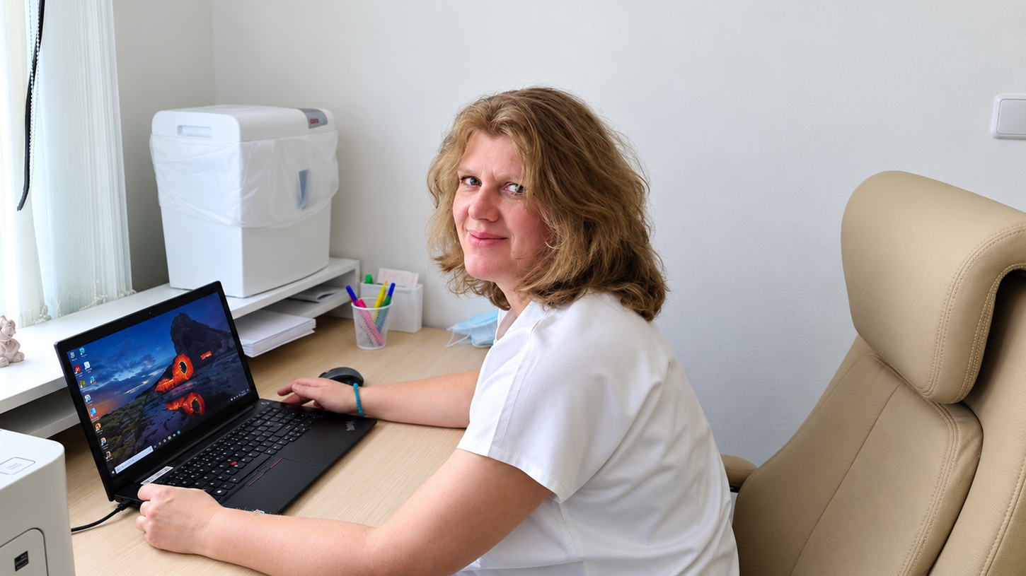 Zdravotně-sociální pracovnice u svého pracovního stolu.