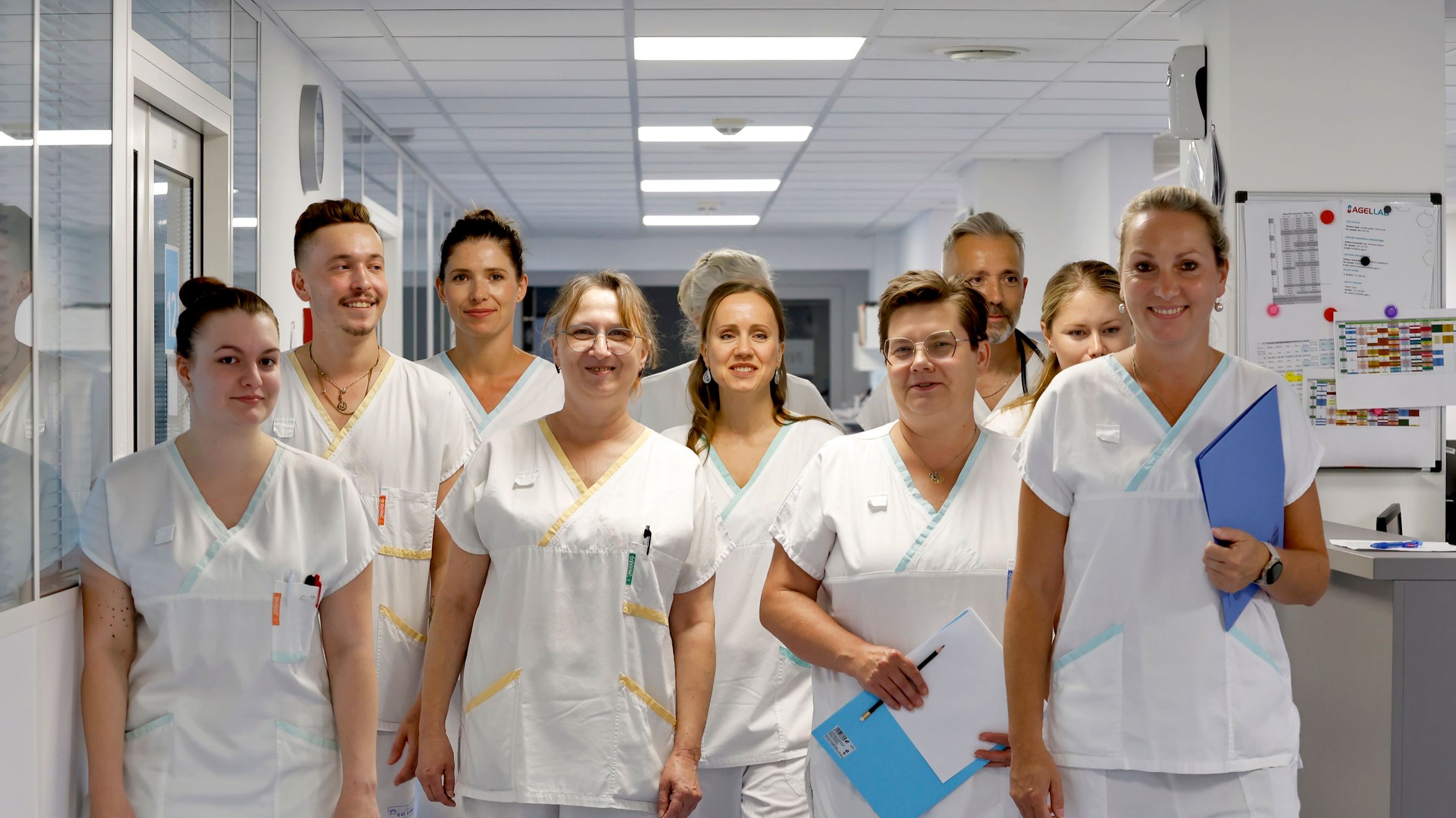Tým pracovníků Chronicare Brno-Řečkovice na chodbě zařízení