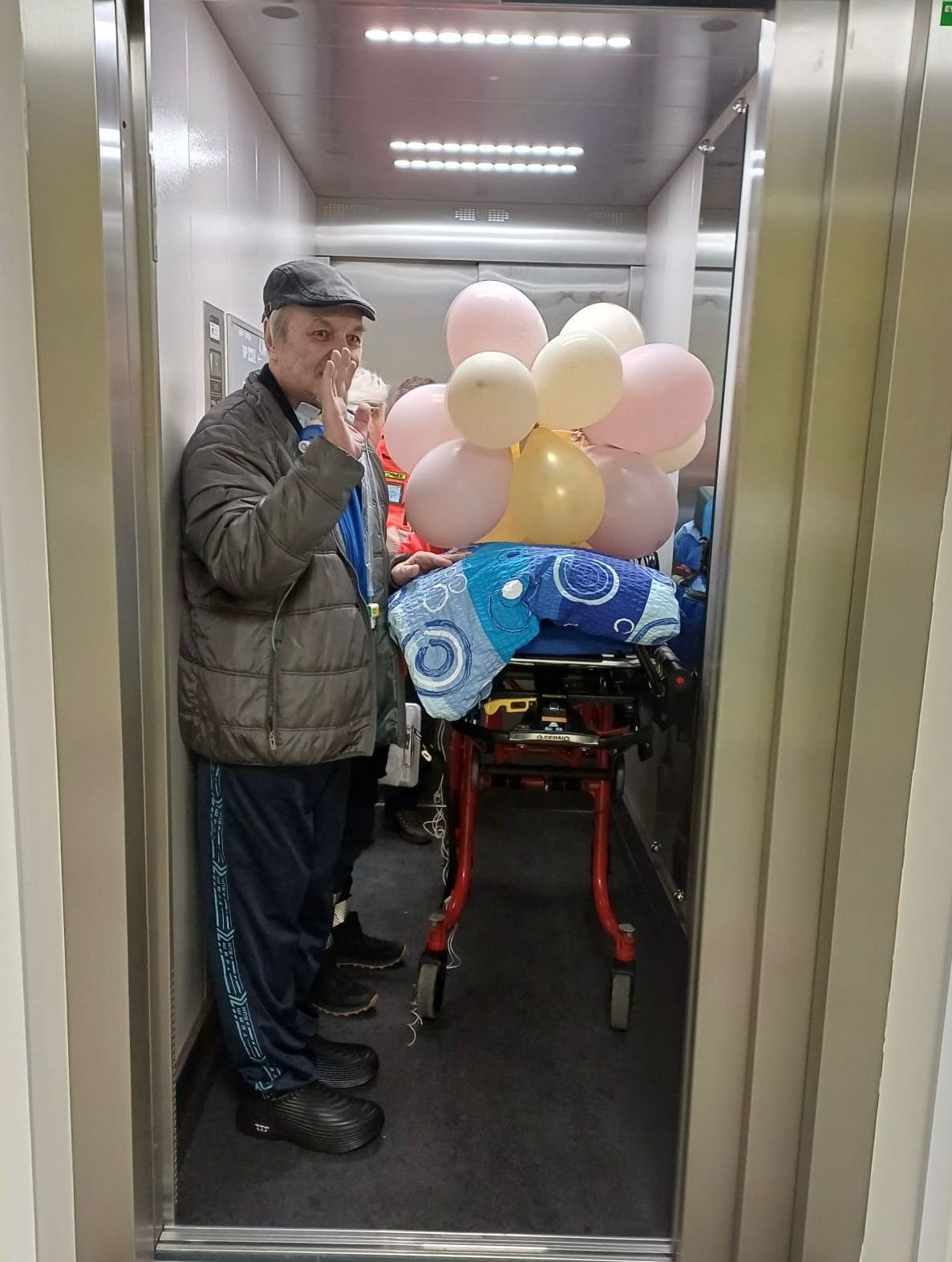 Václav na vozíku u narozeninových balónků.