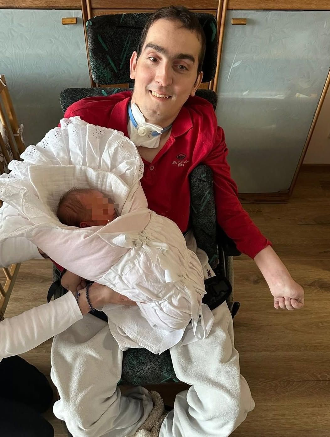 Míša drží malé dítě.
