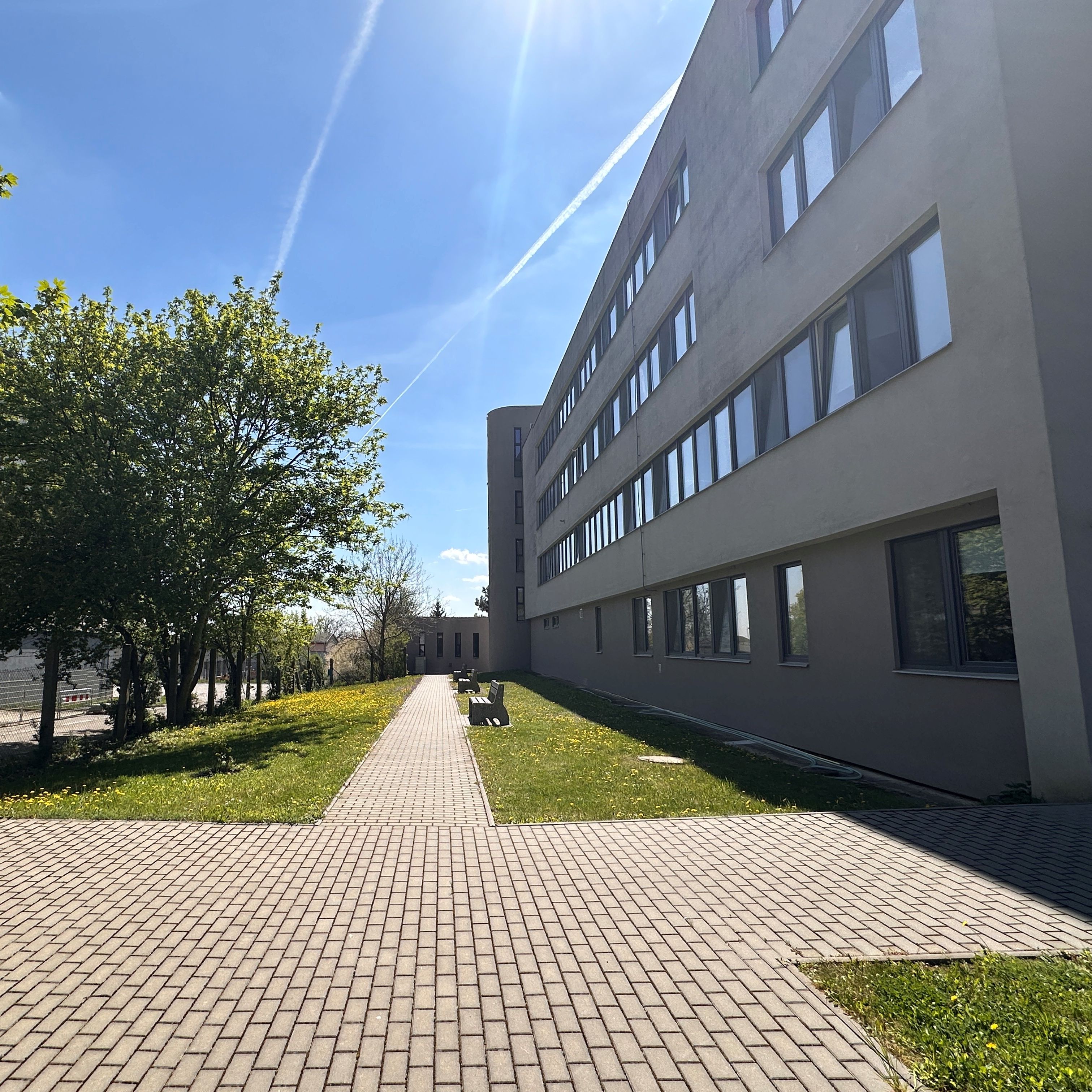 Pěší cesta podél budovy Chronicare Brno-Řečkovice
