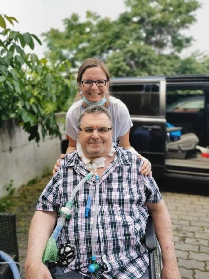 Josef na vozíku se svou blízkou.