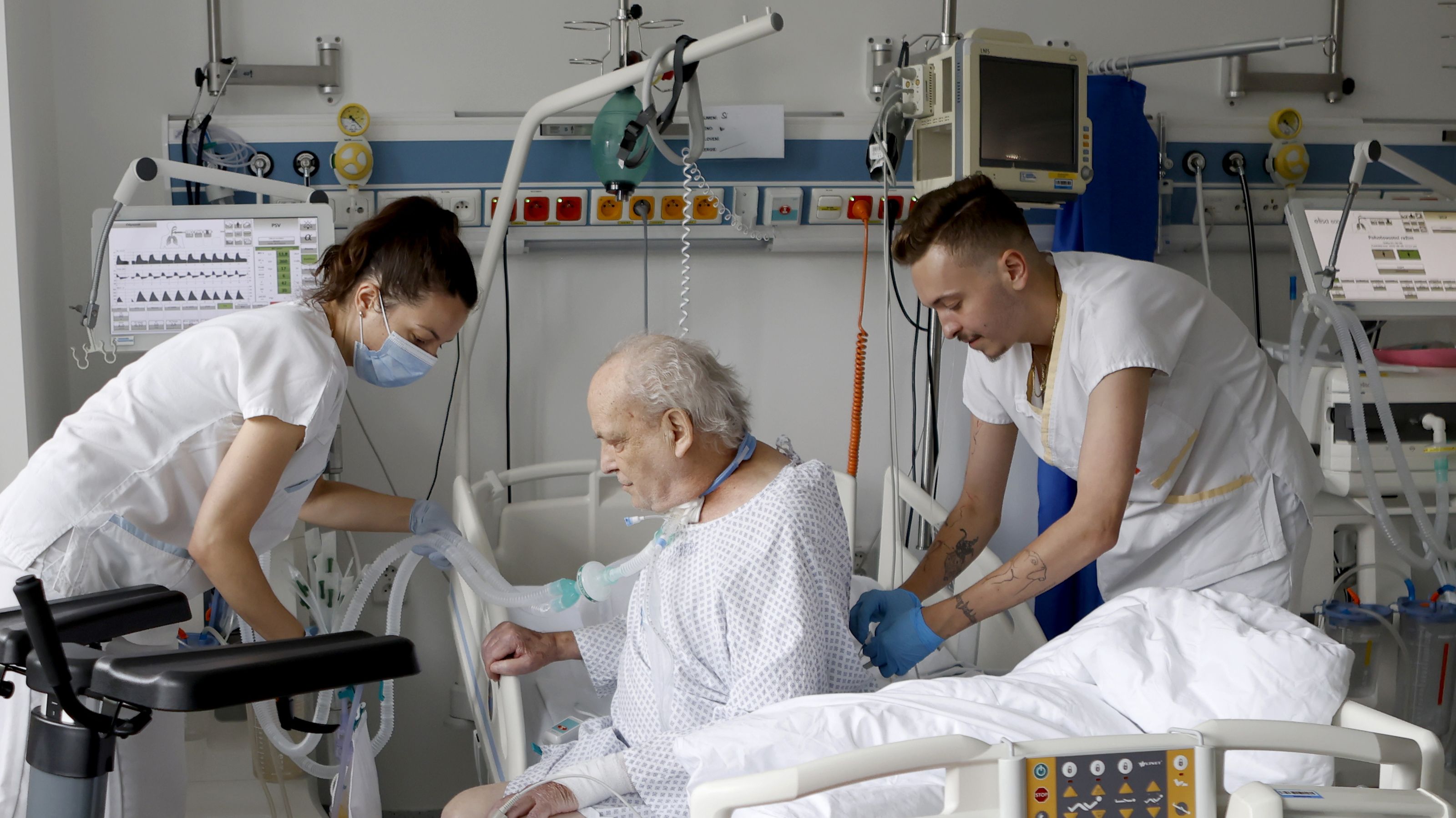 Pomoc pacientovi s pohybem na lůžku