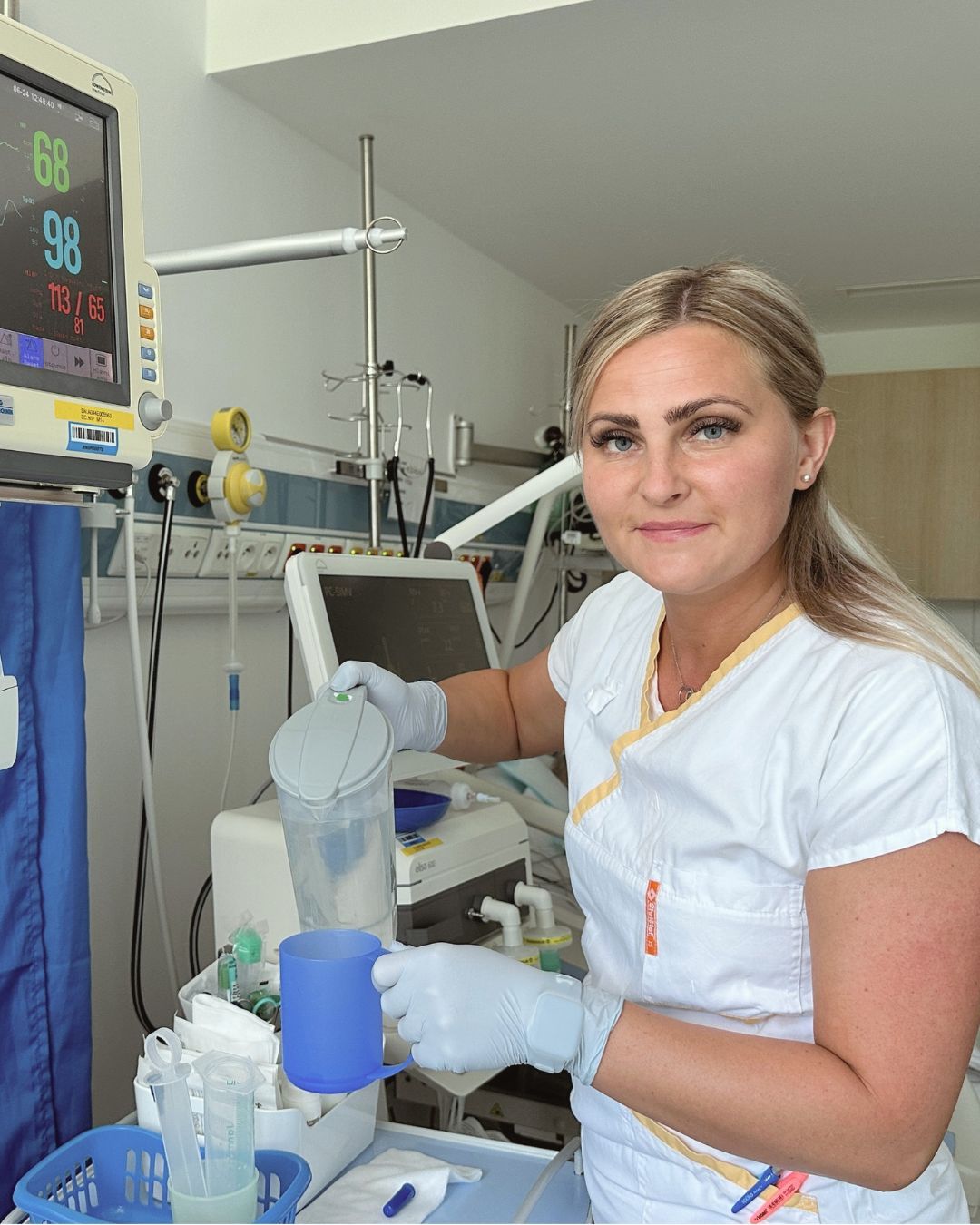 Sanitářka u lůžka pacienta