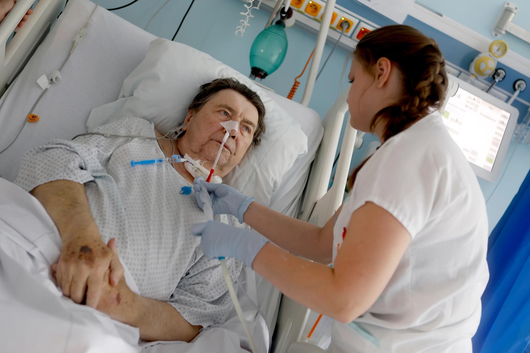 Pracovnice pečuje o ženu na lůžku