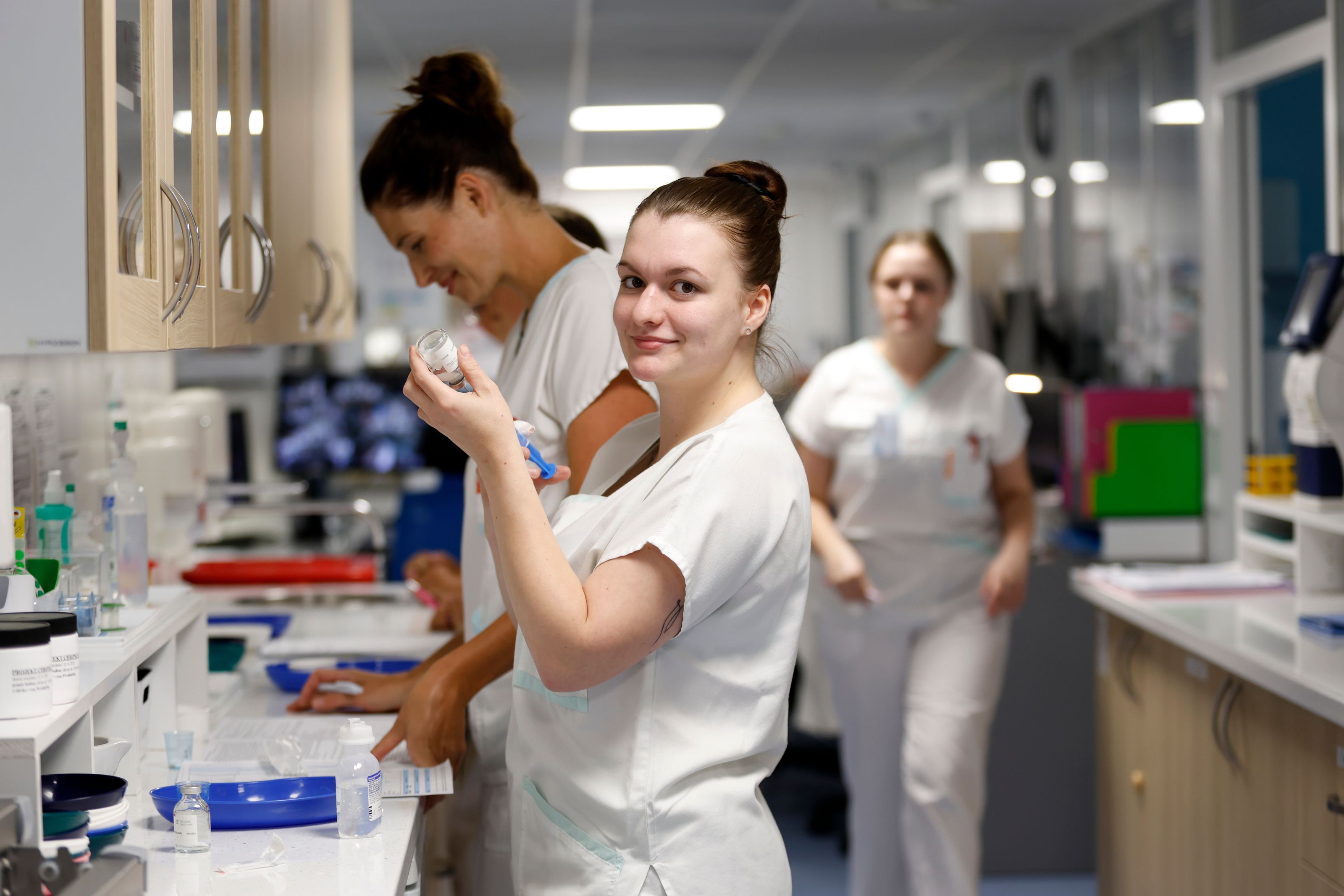 Pracovnice při přípravě léčiv