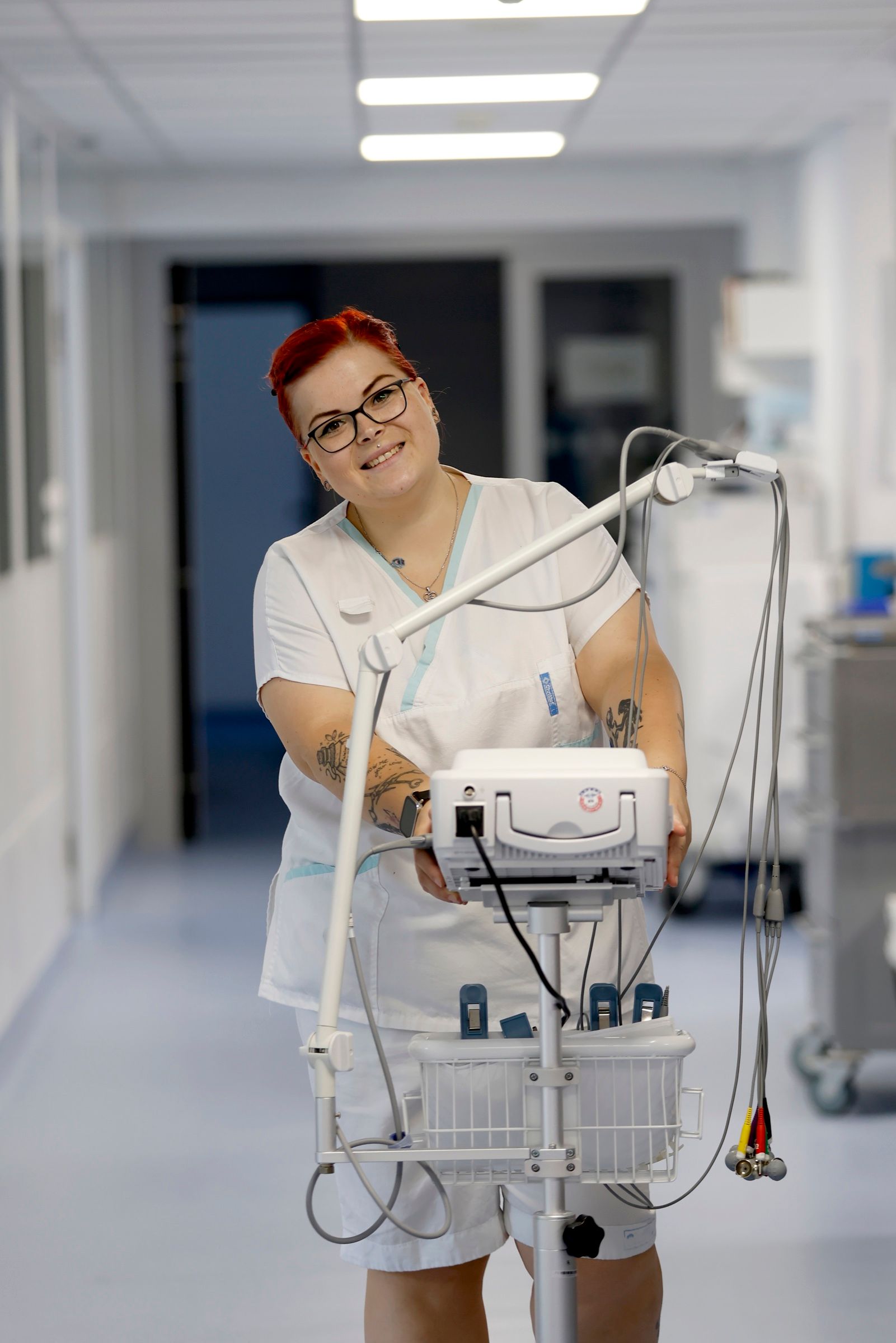 Pracovnice u zdravotnického přístroje