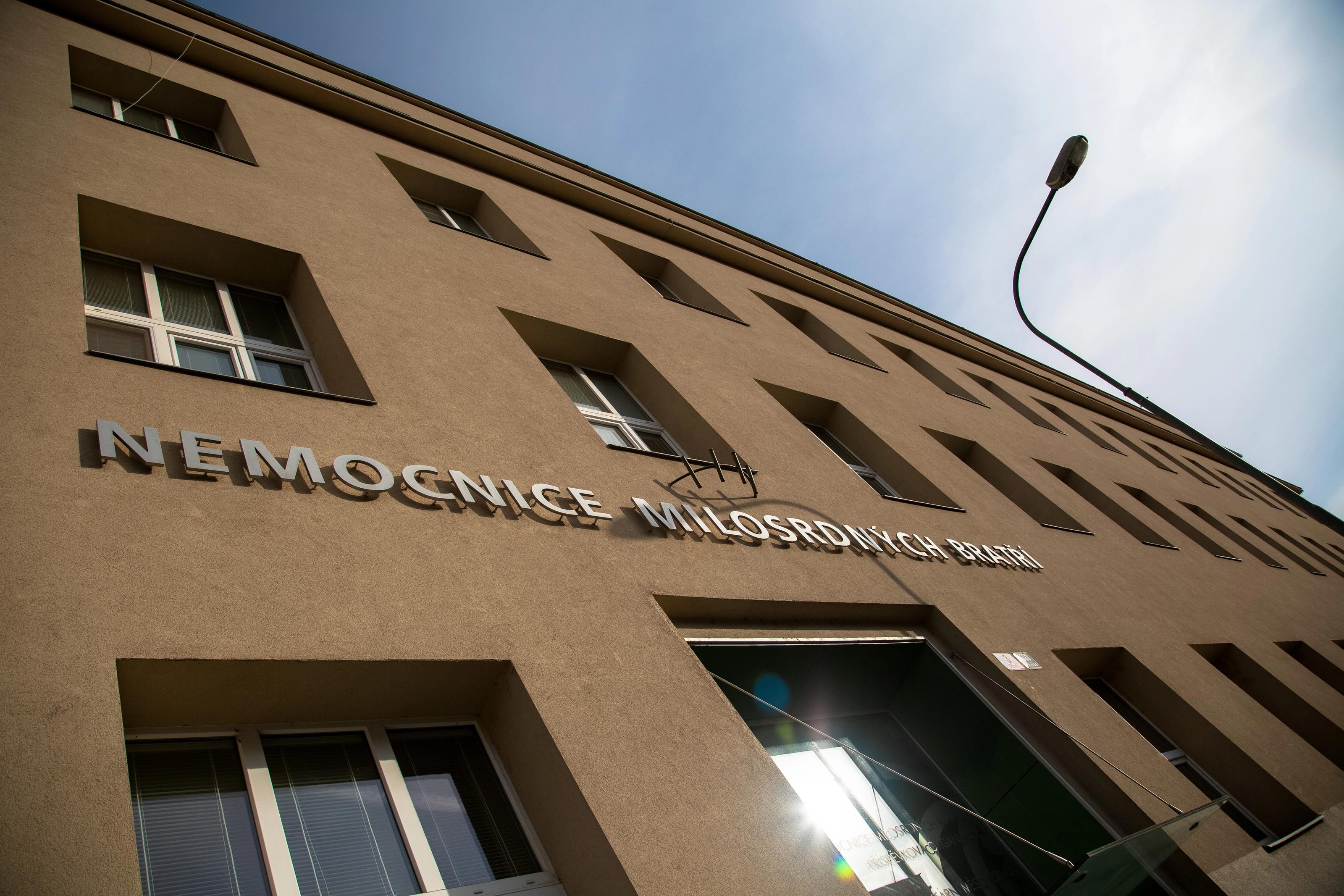Průčelí Nemocnice Milosrdných bratří s názvem na fasádě.